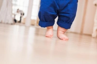 Trẻ 18 tháng biết làm gì? Bí quyết chăm sóc bé khỏe mạnh